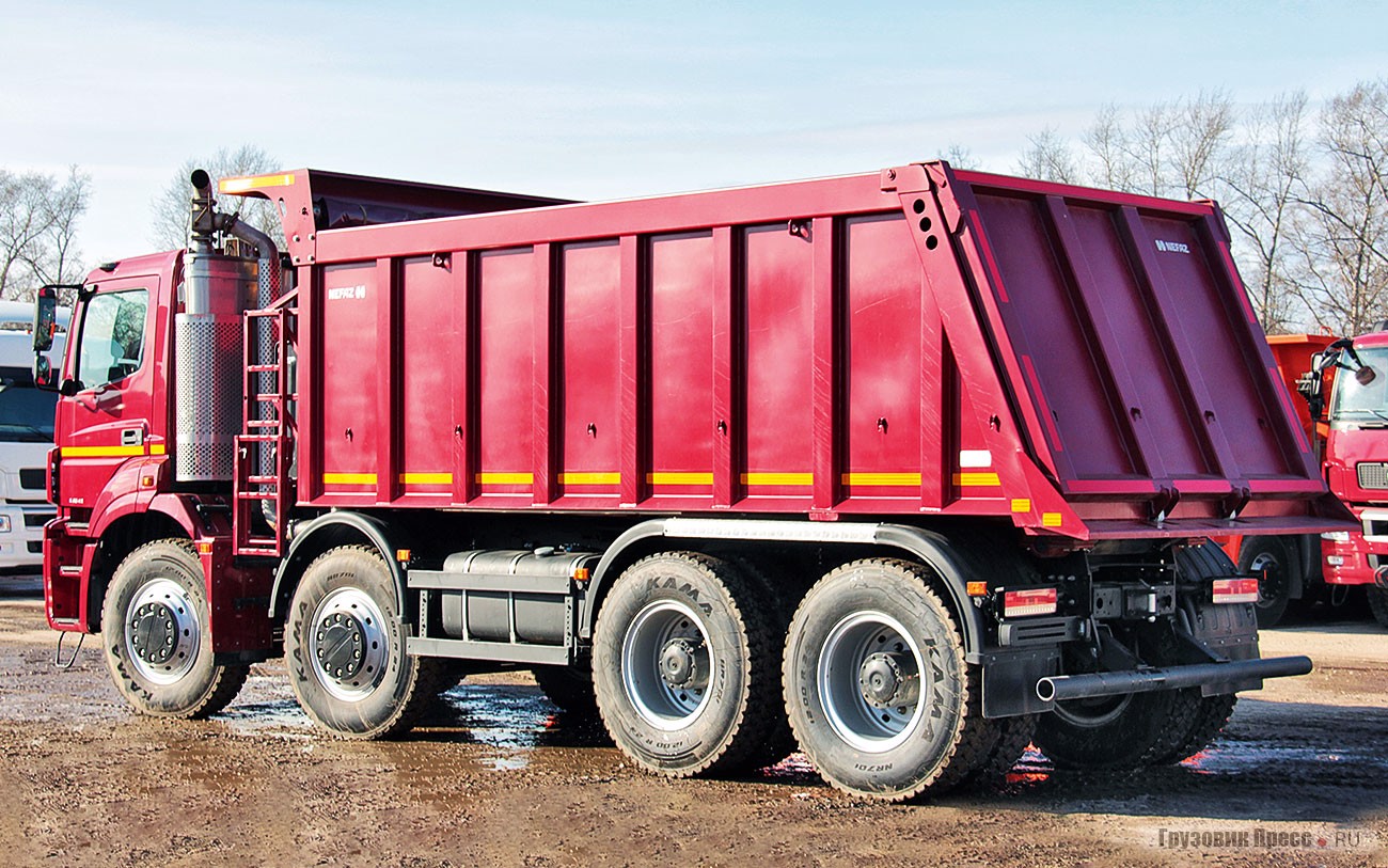 Самосвальный кузов производства «НЕФАЗ», прямоугольного сечения, с массивными рёбрами жёсткости. Полезный объём – 20&nbsp;м[sup]3[/sup]. Задний борт с механическим приводом, предусмотрена возможность обогрева выхлопными газами, гидрооборудование фирмы Hyva. В базовую комплектацию кузова входит держатель запасного колеса и лестница