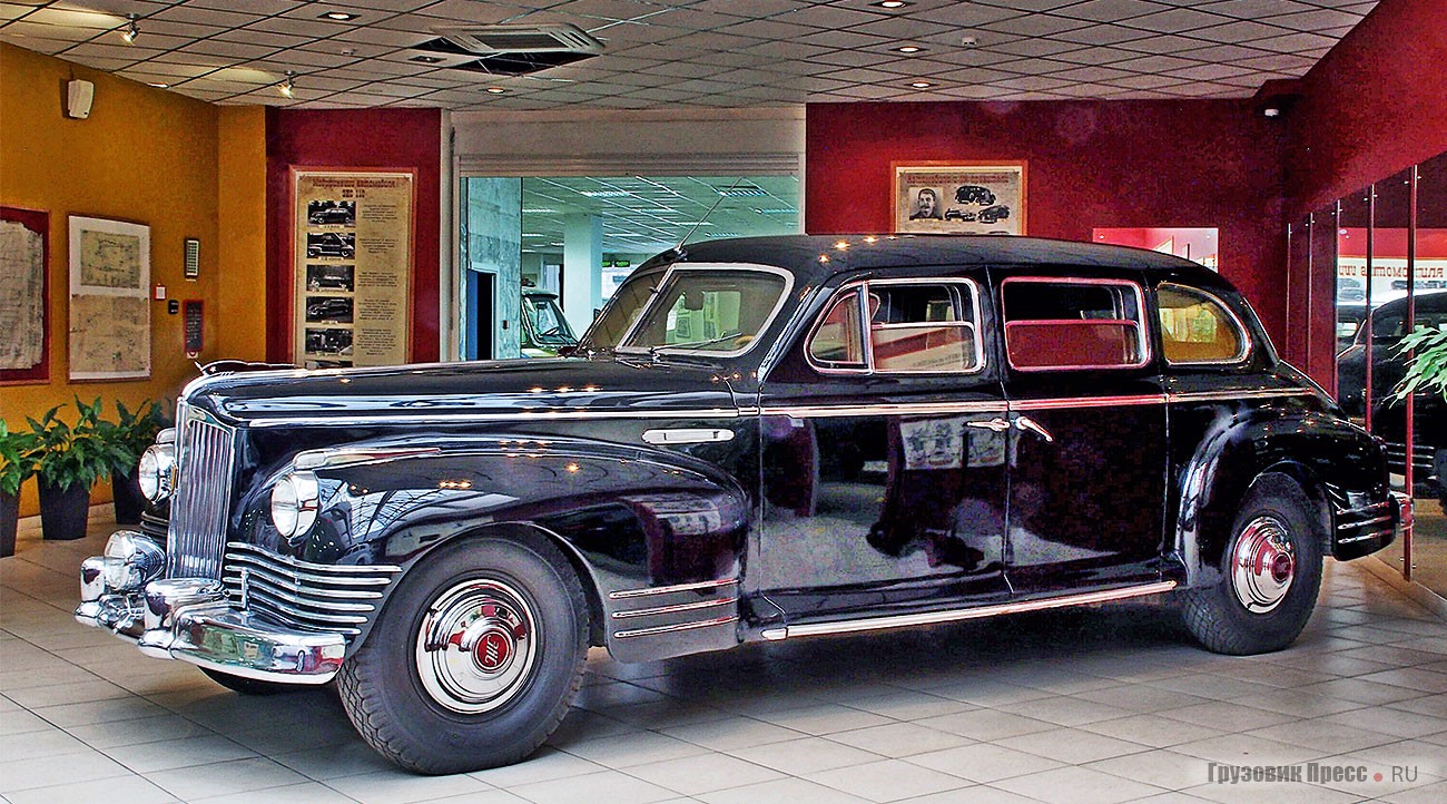 [b]ЗИС-115, № шасси 43, последний бронированный лимузин, сделанный в 1954 году.[/b] Выпуск ЗИС-115 продолжался с 1949 по 1955 год, всего изготовлено 55 экземпляров, большая часть которых после окончания срока службы списана, возвращена на завод и уничтожена по акту. Уцелело примерно 15 машин, из них 10 – за рубежом. Этот экземпляр – «путешественник». Из Гаража особого назначения попал в Политехнический музей, оттуда через суд возвращён заводу, недолго постоял в техническом музее Зинсхайма (ФРГ) и вот, наконец, красуется в Сокольниках