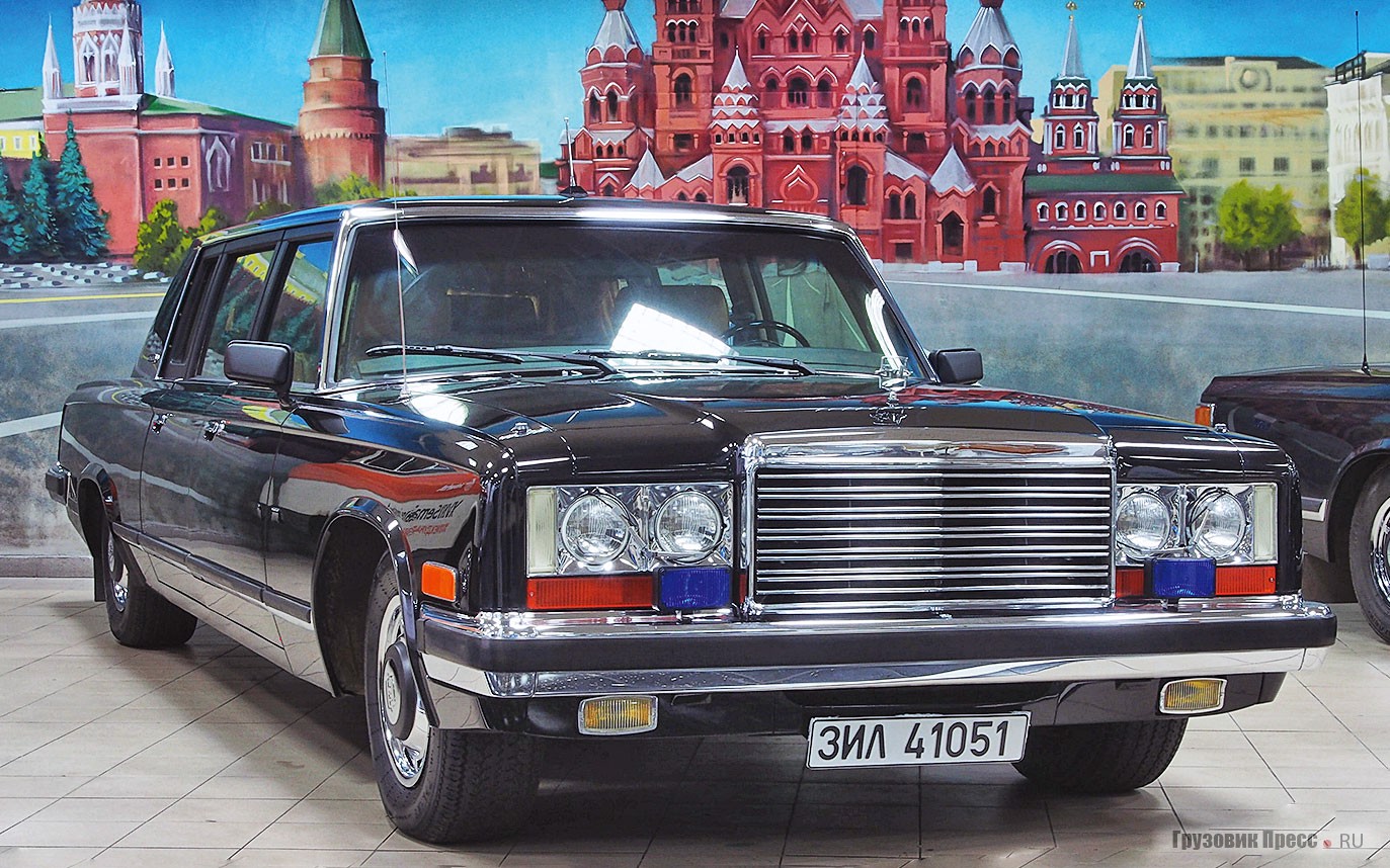 [b]Лимузин скрытого бронирования ЗИЛ-41051.[/b] В рамках проекта «Тополь» с 1982 по 1987 год Курганским машиностроительным заводом (там выпускают боевые машины пехоты) изготовлены 20 бронекапсул с толщиной брони от 4 до 10 мм. На их основе с 1984 по 1986 год ЗИЛ построил 10 экземпляров ЗИЛ-41051. Всего же завод выпустил 24 «тяжёлых» автомобиля ЗИЛ-4105, ЗИЛ-41051 и ЗИЛ-41052 (4 капсулы использовались повторно). Данный экземпляр возил маршала Советского Союза Д.Ф. Устинова (по его просьбе салон обтянут плюшем песочно-золотистого цвета, а передние сиденья – рыжей кожей), а в перестроечное время был возвращён на завод, где использовался в основном для доставки зарплаты из банка в цеха