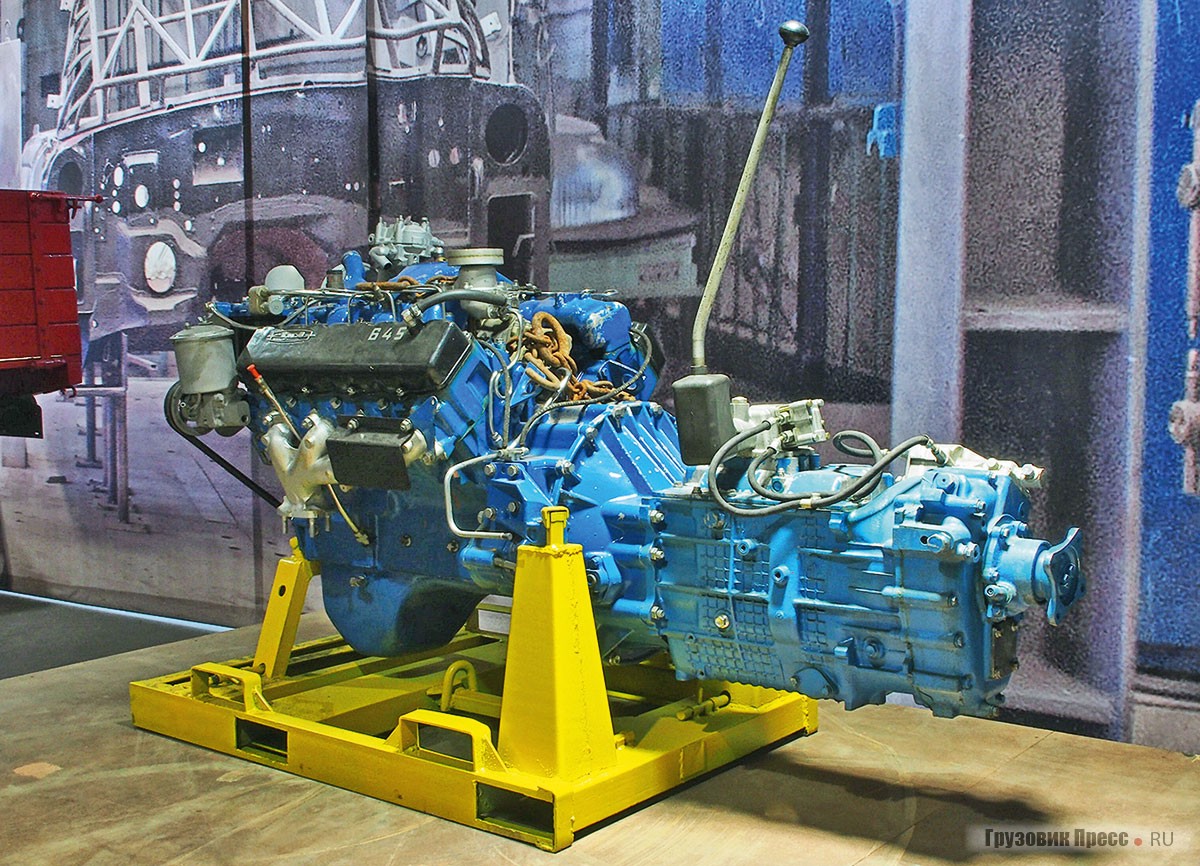 [b]Дизель семейства ЗИЛ-645 (8,74 л V8 185 л.с.)[/b], представленный в виде силового агрегата с 9-ступенчатой коробкой передач с планетарным редуктором. 645-й – один из немногих моторов с воспламенением от сжатия, дошедших до серийного выпуска за всю историю ПО «ЗИЛ». С марта 1983 года его выпускали на филиале УАМЗ в закрытом городе Свердловск-44 (ныне – Новоуральск), затем – на гигантском заводе «Двигатель» в Ярцево Смоленской области (производственная мощность 150 тысяч моторов в год). Но двигатель так и не изжил «детских болезней», а завод не вышел на полную мощность и в итоге был перепрофилирован и развален