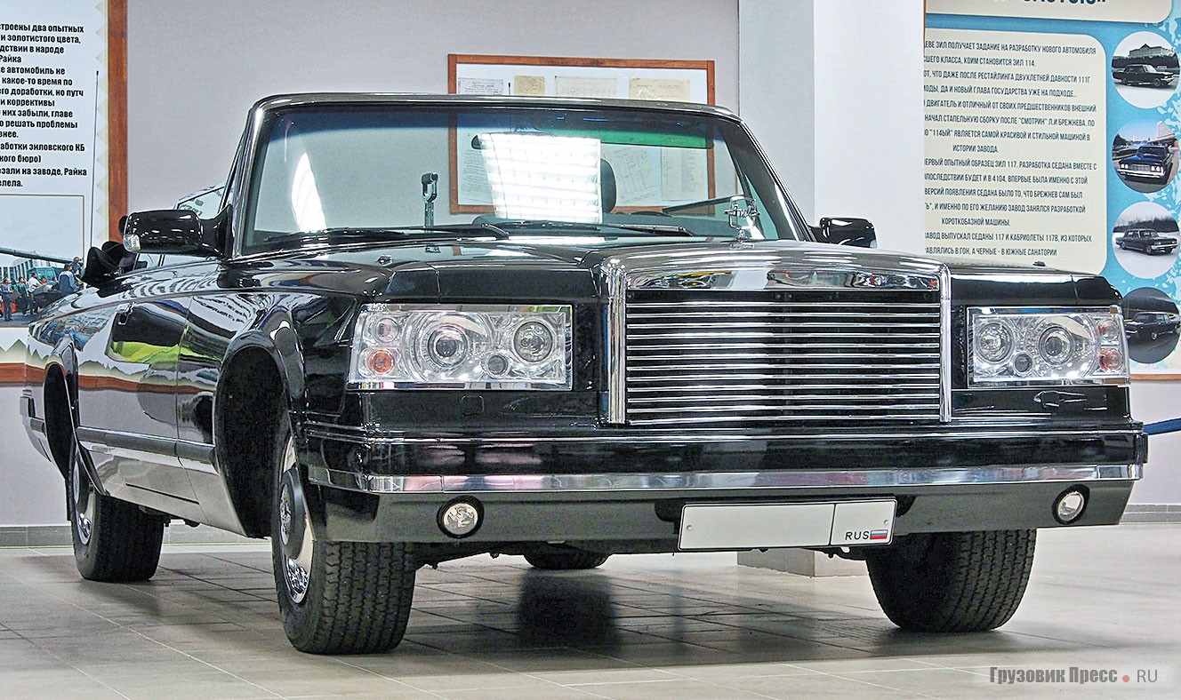 [b]ЗИЛ-410441– последний легковой автомобиль марки ЗИЛ.[/b] Всего построено 4 экземпляра и это – четвёртый. В сопроводительной табличке почему-то назван купе-седаном, хотя является кабриолетом. Появлению автомобиля сопутствовали странные обстоятельства, в том числе назначение на должность министра обороны бывшего заведующего секцией магазина № 3 «Ленмебельторга» А.Э. Сердюкова. В частности, именно поэтому нарушили традицию окрашивать парадные кабриолеты в благородный цвет офицерской шинели. Альтернативой ЗИЛ-410441 выступал кабриолет ЗИЛ-41041 на шасси пикапа GMC Sierra 2500, созданный в мастерских ООО «Атлант-Дельта». На него в 2010 году и пал выбор нового министра обороны