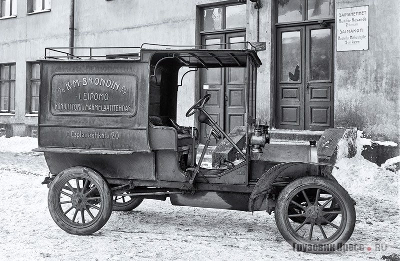 На хлебном фургоне марки Stoewer Акционерного общества «К.М. Брондин» написано по-фински «Пекарня, кондитерская и мармеладная фабрика». Фотограф Эрик Сундстрём (Eric Sundström), Гельсингфорс, 1910 г.