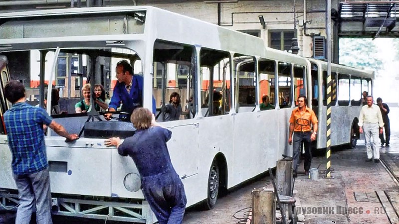 Автобус FFG-O 305G во время сборки в мастерских «Фалькенрид» (Fahrzeugwerkstätten Falkenried GmbH), при его создании за основу были взяты передние и задние части кузова от двух списанных автобусов Mercedes-Benz O 305. Гамбург. 1975 г.