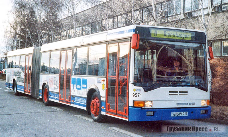Первый в мире полностью низкопольный сочленённый автобус Ikarus 417