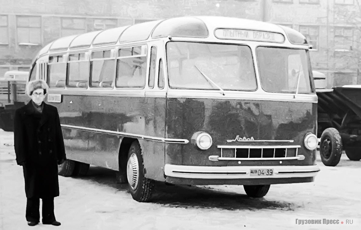 Автобус ЛАЗ-695 на территории НАМИ, 1956 г. Как вспоминает В.С. Кобылинский, замысел автобуса возник у В.В. Осепчугова после поездки на один из австрийских заводов