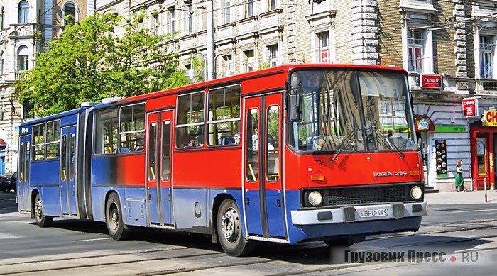 [b]Ikarus 280[/b] в красно-синем окрасе, ранее работавший на экспрессных маршрутах, заменяющих метрополитен и электротранспорт. Ныне такие машины перекрашивают в более привычный синий окрас