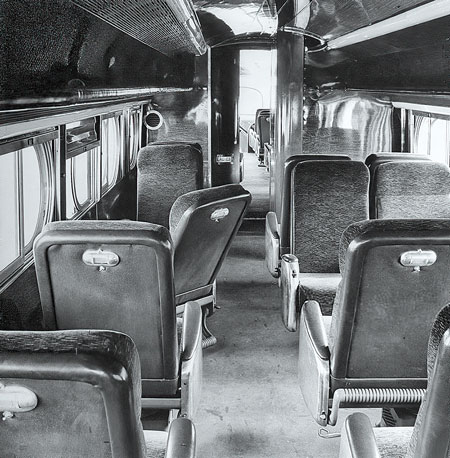 Салон автобуса Kaiser Coach, вид из прицепа. Виден коридор с расположенными по сторонам туалетами