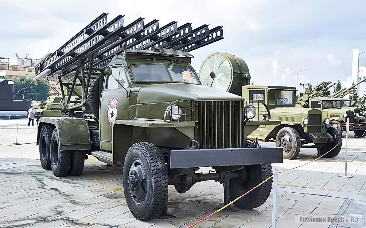 Боевая машина [b]М-13[/b] на шасси полноприводного Studebaker US6. Экспонат примечателен тем, что в отличие от широко распространённых новоделов, данная «метательная установка», судя по всем приметам, является чуть ли не единственным подлинником. Более того, по информации музея, она прошла с боями от Курской дуги 1943-го до Варшавы 1945-го да ещё и принимала участие в Параде Победы на Красной площади