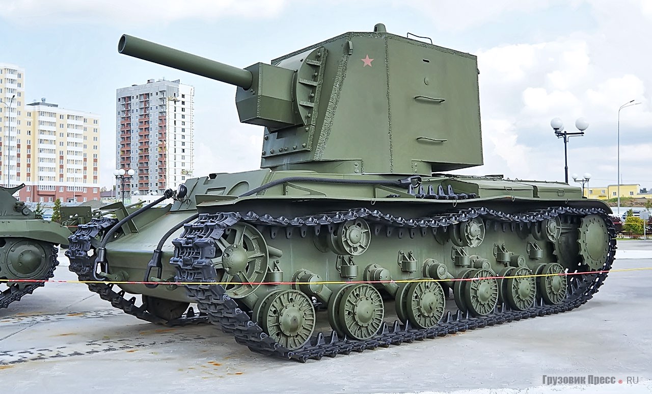 Редчайший тяжёлый танк [b]КВ-2[/b] со 152-миллиметровой гаубицей М-10 в башне раннего выпуска МТ-1. Их выпуск свернули уже 1 июля 1941 г., выпустив чуть более двухсот танков, из которых лишь у 46 была башня МТ-1. Этот  экземпляр восстановлен в Подмосковье с использованием «родных» элементов и в настоящее время является вторым сохранившимся, после КВ-2 Центрального музея Вооружённых Сил, экспонатом