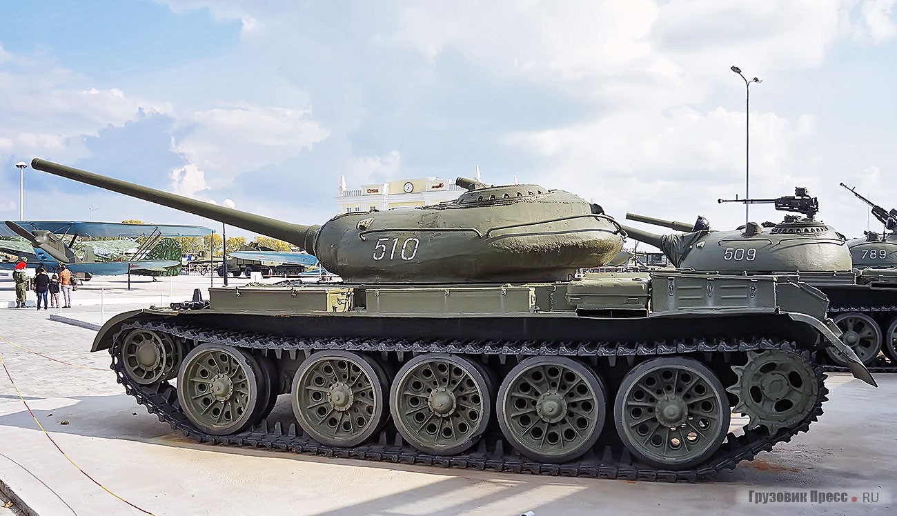 А это средний танк [b]Т-54-1[/b], или «объект 137». Изготовление опытного образца нового танка завершилось в феврале… 1945 года. Машина представляла собой симбиоз серийного Т-44 и новой башни, двигателя, отдельных элементов корпуса и подвески. Экспонат музея уникален тем, что является одним из 20 серийный танков, выпущенных в 1947 году и имеющих характерную башню с обратным наклоном нижнего листа