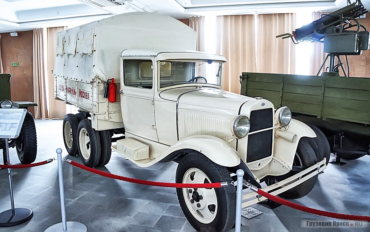 Несмотря на солидное число выпущенных экземпляров – 37 373 ед., [b]ГАЗ-ААА[/b] – не частый гость музейных экспозиций. Всё дело в том, что производство этих автомобилей «повышенной проходимости» с колёсной формулой 6х4 свернули в самый разгар войны – в 1943 году. Музейный ГАЗ-ААА окраской и тентом имитирует один из двух аналогичных грузовиков, участвовавших в автопробеге «Москва–Каракумы–Москва»