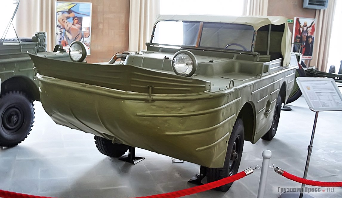 Ещё один редкий экспонат – лёгкая военная амфибия [b]ГАЗ-011[/b]. Первые образцы созданной на базе агрегатов ГАЗ-67Б амфибии НАМИ-011 были изготовлены в 1949 году. А с 1951 по 1953 год было выпущено 68 серийных ГАЗ-011, заменённых впоследствии на ГАЗ-46 (МАВ) на базе ГАЗ-69. Кстати, есть в музее и прообраз «автолодки» – американский Ford GPA Seep. По ленд-лизу нам поставили более 2500 таких амфибий