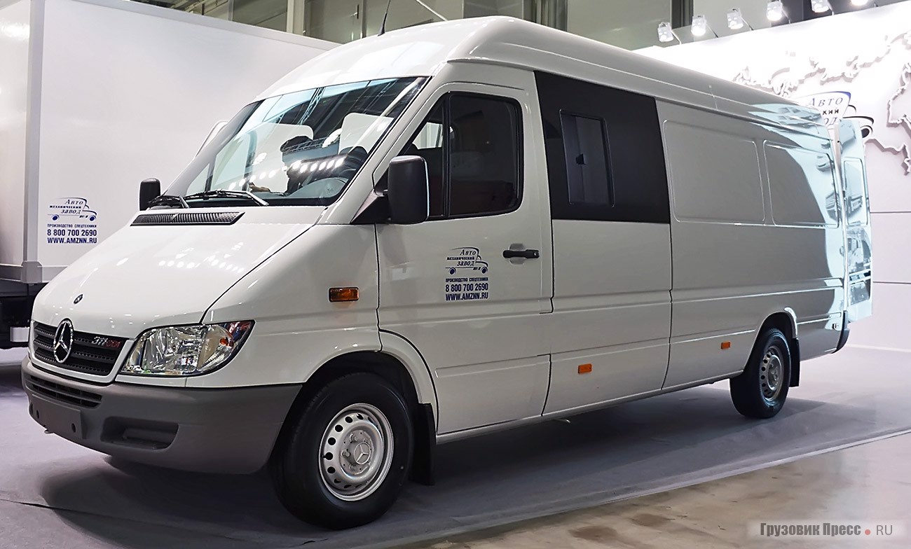 Грузопассажирская модель [b]22014B[/b] на базе Mercedes-Benz Sprinter Classic создана Автомеханическим заводом. При ближайшем рассмотрении идея использования именно длиннобазного шасси оказалась довольно удачной, позволив совместить два внушительных отсека