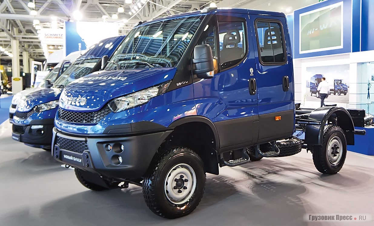 Внедорожное шасси [b]IVECO Daily 55S17HW[/b] с колёсной формулой 4х4. Кроме «зубастой» резины и увеличенного клиренса автомобиль выдаёт себя мощной решётчатой защитой двигателя. Наличие второго ряда сидений в кабине должно привлечь интерес к машине различных силовых ведомств и служб быстрого реагирования (МЧС, пожарные и т.п.)