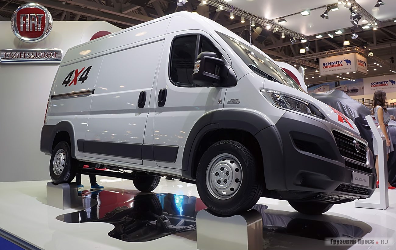 Надпись «4х4» на борту фургончика [b]Fiat Ducato[/b] не обманывает – эта машинка, действительно, полноприводная. Свою версию «коммерческого кроссовера» предложила итальянская компания, осуществившая переоборудование исконно переднеприводного авто. В Москву автомобиль привезли для изучения спроса, и интерес к машине был