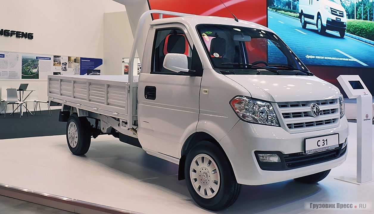 Грузовичок [b]Dongfeng C31[/b] при полной массе 2295 кг может везти 1245 кг. Интересный вариант с учётом введения в Москве «грузового каркаса», который на него не распространяется. В кабине легко сочетаются цифровая комбинация приборов, магнитола с USB- и SD-разъёмами и архаичный ползунок задвижки подачи забортного воздуха