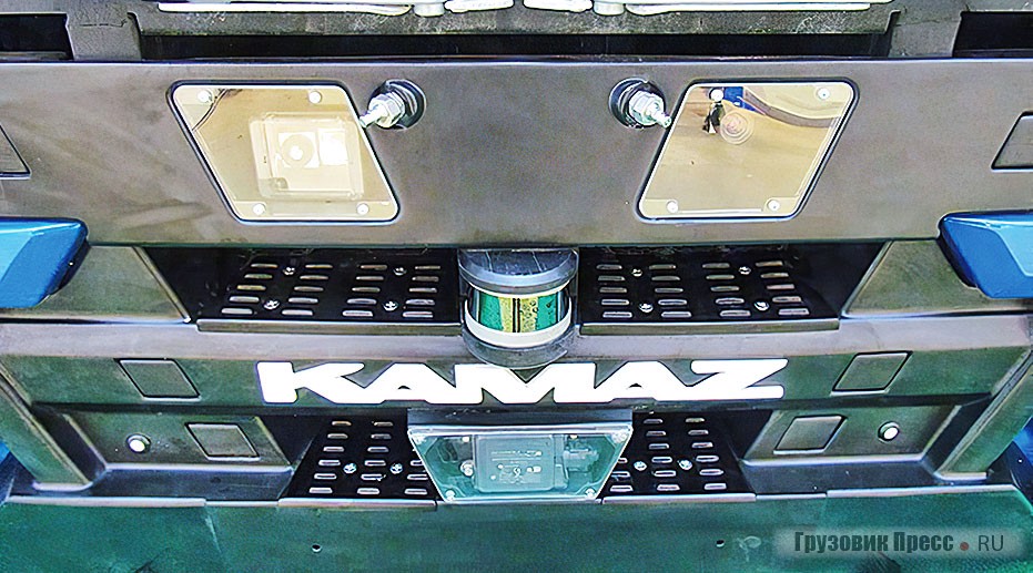 Светотехника переднего и заднего хода видеокамеры, лидары и радары размещены на КАМАЗ-3373 «Челнок» как спереди, так и сзади