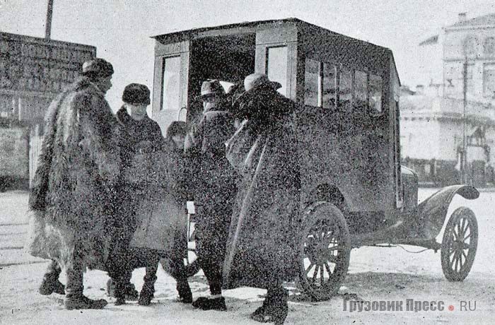 Автобус с кузовом кустарного производства на шасси легкового автомобиля Ford T. Владивосток, зима 1919–1920 гг.