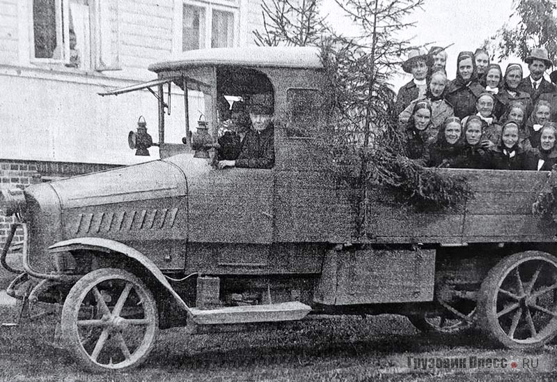 Есть основания предполагать, что этот грузовик Mannesman-Mulag модели L56b работал в 1922 г. на пассажирских перевозках в Петрозаводске. Снимок сделан в городе Сортавала (Сердоболь) в 1918 г.
