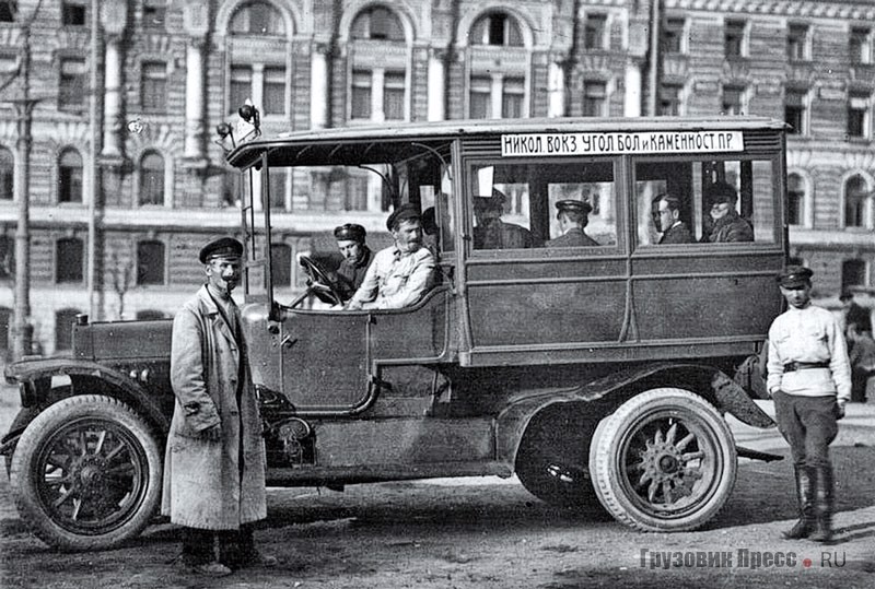 Вероятно, первый автобус в советском Петрограде мы видим на снимке А.Ф. Поповского, сделанном у Николаевского вокзала в 1922 г. Он принадлежал Петроградской скорой помощи