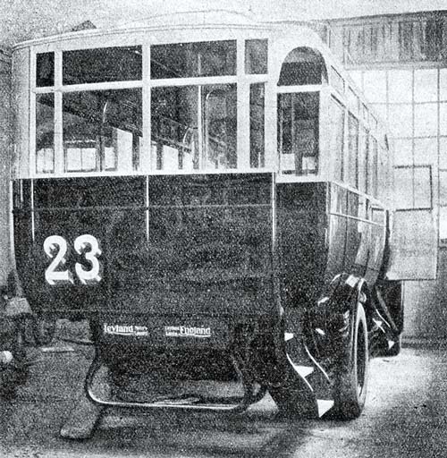 Характерный кузов АМО с дверными арками на шасси Leyland в кузовном отделе завода. 1926 г.