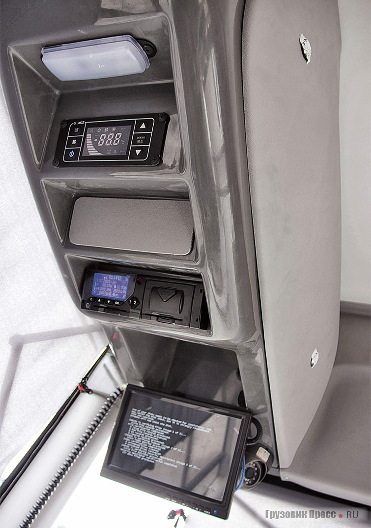 Потолочный блок приборов содержит тахограф, блок управления климатом и предусматривает установку дополнительного оборудования