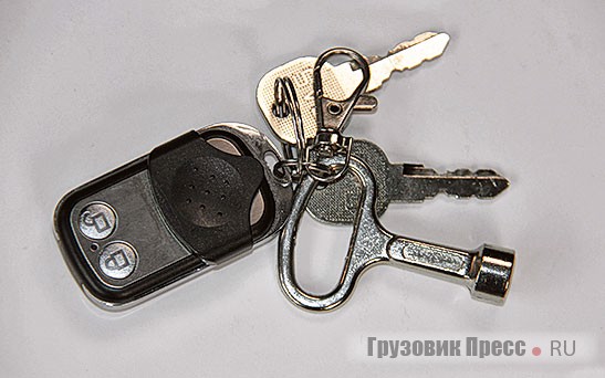 Комплект ключей от автобуса с дистанционным управлением и «ключом-вездеходом» технологических люков