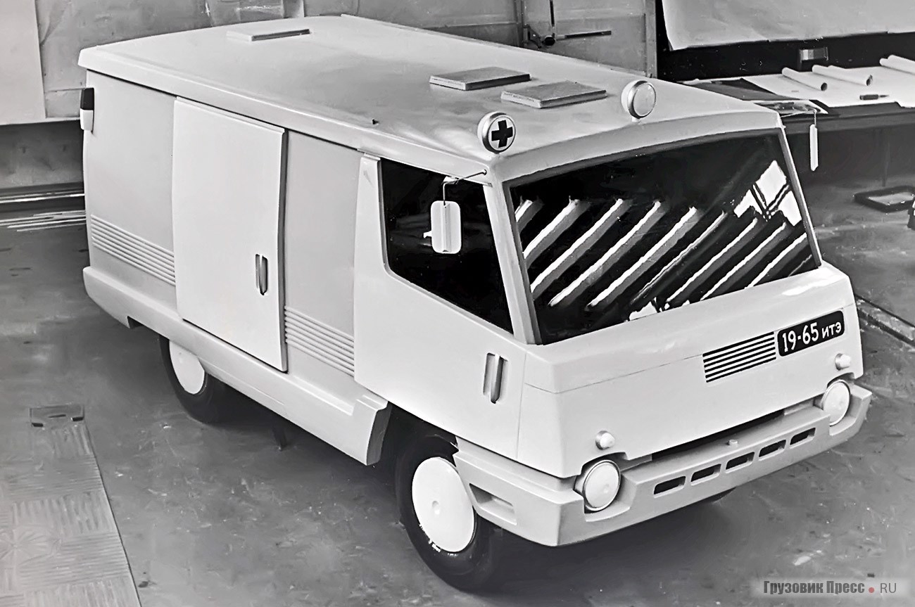 Макет санитарного фургона УАЗ в натуральную величину в мастерской ВНИИТЭ, 1965 г.
