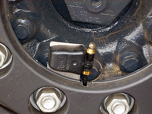 Система контроля давления воздуха в шинах: датчик непосредственно на колесе и монитор в кабине, вот только с прицепом она пока не дружит…