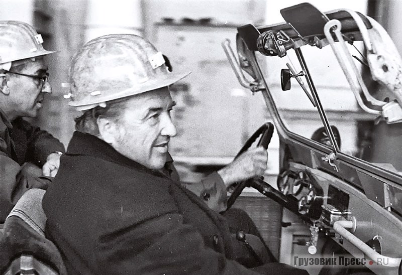 Генри Форд-второй во время посещения только что построенного Волжского автозавода, в апреле 1970 года. О том, что Генри Форд-второй собирается в СССР, в ЦРУ знали самое малое за месяц