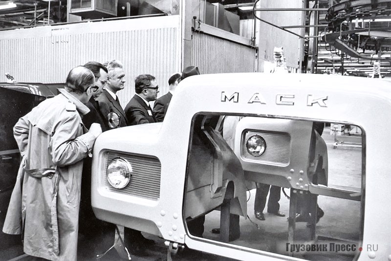 Советская делегация рассматривает интегральные капоты на заводе Mack Trucks Inc. в Аллерстауне, 17 июня 1971 года. Третьим с края стоит Владимир Николаевич Сушков