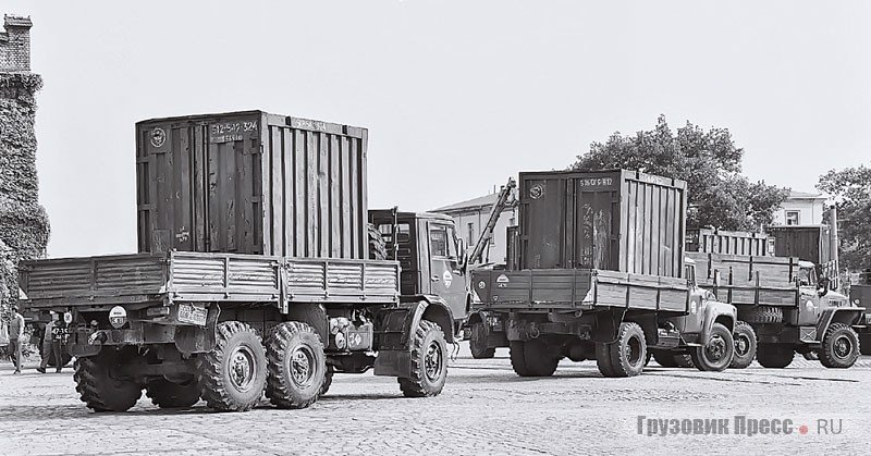 Вывод 1-й гвардейской танковой армии из Дрездена, август 1992 года. По данным ЦРУ, после запуска в 1982 году второй очереди Камского автозавода 20–30% продукции направлялось в Вооружённые силы, до 45 000 грузовиков ежегодно. В войска поступало 55–75% всех КамАЗ-4310