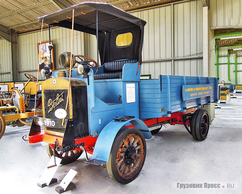 Грузовик [b]Berliet Type M[/b], выпущенный на лионском заводе в 1909 году. Этот автомобиль считается одним из первых грузовиков в истории компании Berliet. Мощность двигателя – 22 л.с. Грузоподъёмность машины – 3500 кг. Максимальная скорость транспортного средства – 25 км/ч. Эту серию «М» выпускали на фирме в период с 1909 по 1913 год. Когда начала формироваться коллекция фонда, то многим казалось, что найти хоть один оригинал вряд ли получится. Тем не менее в 1987 году на Корсике недалеко от города Бастия был найден этот грузовик. Он, конечно, сильно изменился за долгие годы эксплуатации, но в плане шасси, механики и узлов привода, автомобиль полностью сохранил аутентичность, в итоге стал одним из важнейших экспонатов фонда, а также его эмблемой