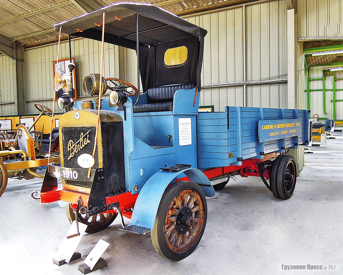 Грузовик [b]Berliet Type M[/b], выпущенный на лионском заводе в 1909 году. Этот автомобиль считается одним из первых грузовиков в истории компании Berliet. Мощность двигателя – 22 л.с. Грузоподъёмность машины – 3500 кг. Максимальная скорость транспортного средства – 25 км/ч. Эту серию «М» выпускали на фирме в период с 1909 по 1913 год. Когда начала формироваться коллекция фонда, то многим казалось, что найти хоть один оригинал вряд ли получится. Тем не менее в 1987 году на Корсике недалеко от города Бастия был найден этот грузовик. Он, конечно, сильно изменился за долгие годы эксплуатации, но в плане шасси, механики и узлов привода, автомобиль полностью сохранил аутентичность, в итоге стал одним из важнейших экспонатов фонда, а также его эмблемой