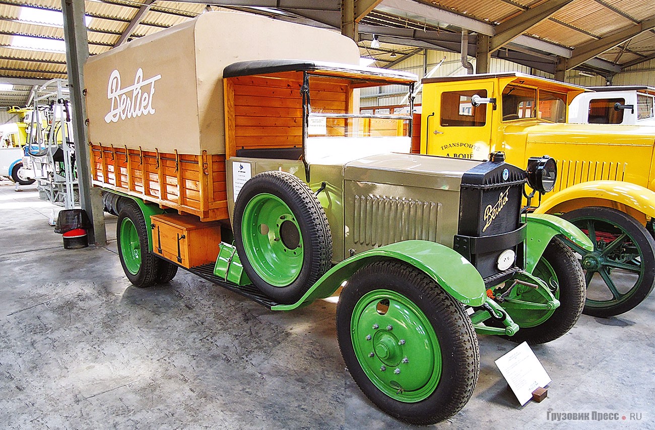 Грузовик [b]Berliet Type VMP[/b] с брезентовым тентом. Дата выхода на рынок – 6 мая 1925 года. Это 3,3-тонное шасси использовалось также под коммерческий фургон или автобус, рассчитанный на перевозку 18 пассажиров. <br />Berliet VMP комплектовался 4-цилиндровым бензиновым мотором объёмом 3,3 литра. Двигатель агрегатировался с 4-ступенчатой коробкой передач и дисковым сцеплением. Вместо цепного привода в автомобиле применён червячный редуктор ведущего моста. Максимальная скорость – 50 км/ч