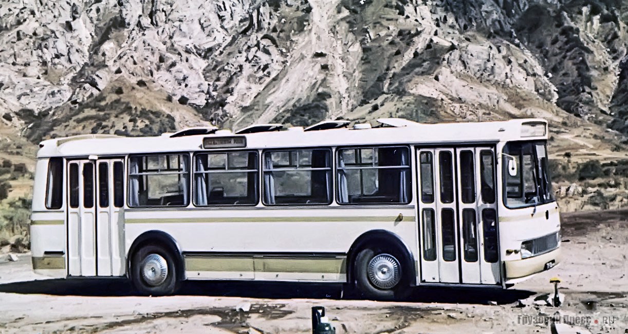 Автобус [b]ЛАЗ-698[/b], ставший основой для унификации всех выпускаемых в стране автобусов, 1971 г.