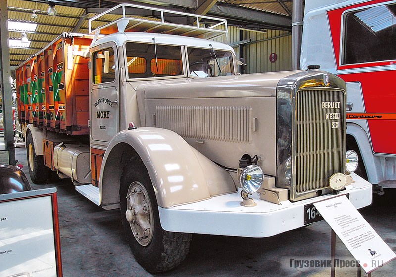 [b]Berliet Type GDM 4x2 (1941 г.в.).[/b] Грузовик оснащался 6-цилиндровым 10,85-литровым дизельным двигателем, который развивал максимальную мощность 125 л.с. при 1650 об/мин. Мотор работал в паре с 4-ступенчатой механической коробкой передач с функцией Overdrive, позволявшей удвоить диапазон скоростей. Полная масса транспортного средства – 15 т. <br />Тяжеловоз GDM в течение почти 20 лет (1934–1953 гг.) оставался самым мощным и надёжным среди всех грузовиков марки Berliet. Представленный в коллекции фонда экземпляр напоминает о транссахарской миссии Мори 1941 года. Протяжённость маршрута из Алжира в Котону с пересечением Сахары туда и обратно составила в общей сложности более 9000 км! Как вспоминали потом участники того события, в систему смазки моторно-трансмиссионного узла им зачастую приходилось заливать пальмовое масло