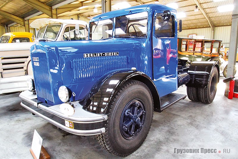 [b]Седельный тягач Berliet Type TDR 7 W (1948 г.в.)[/b], который можно отнести к «наследникам» знаменитой модели GDR 7 (1936 г.). Версия седельного тягача TDR впервые появились в 1948 году. Автомобиль оборудован 4-цилиндровым 7,2-литровым дизельным двигателем MDB 4R. Максимальная мощность агрегата – 85 л.с. при 1650 об/мин. Мотор агрегатировался 4-ступенчатой коробкой передач. В конструкции применялась американская тормозная система Westinghouse с пневмоприводом. Компания выпустила 4709 таких автомобилей