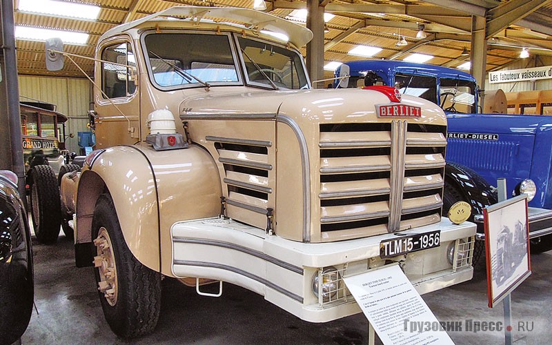 [b]Капотный седельный тягач Berliet Type TLM 15 (1955 г.).[/b] Грузовик оборудован 6-цилиндровым, 14,76-литровым двигателем мощностью 200 л.с. и 5-ступенчатой коробкой передач. Полная масса тягача – 8200 кг. Множество экземпляров этого грузовика поставлено заказчикам из Африки. Покупатели подчёркивали исключительный комфорт кабины французского автомобиля. Они особо выделили хорошую работу подвески на длинных рессорах, отличную обзорность, регулируемое по высоте шофёрское кресло с латексными подушками, абсолютную герметичность дверей к пыли и воде, термоизоляцию всей кабины, потолочные светильники, зеркала заднего вида, регулируемую интенсивность свечения приборной панели, а также наличие обогревателя и кондиционера. Седельный тягач Berliet TLM 15 выпускался с 1955 по 1968 год, всего было собрано 993 экземпляра