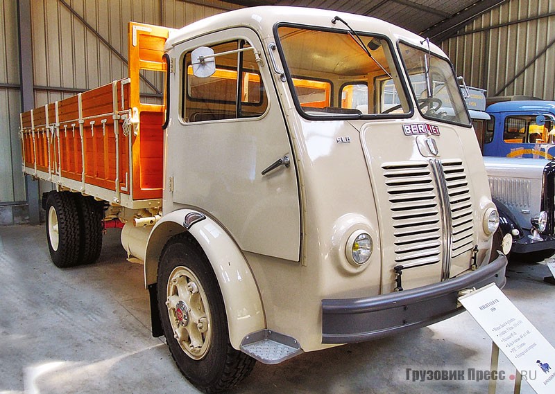 Бескапотный грузовик [b]Berliet Type GLB 5 R (1956 г.в.)[/b]. Автомобиль оснащался 4-цилиндровым 5-литровым дизельным двигателем мощностью 85 л.с. и 4-ступенчатой механической коробкой передач. Полная масса транспортного средства – 11 т