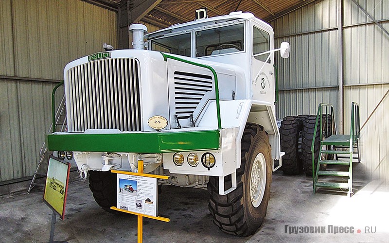 Тяжёлый грузовик [b]Berliet Type GBO 15 P (6x6)[/b] дополнил пустынную серию французской фирмы. Сначала он получил мотор MDO с турбонаддувом, затем – 14,78-литровый агрегат MS640. Двигатель агрегатировался с трансмиссией FBOTPD-20. Шасси экипировалось в широкопрофильные шины размерностью 1800x25. Максимальная скорость автомобиля – 50 км/ч. В грузовике использовались два топливных бака по 500 литров. Полная масса транспортного средства – 60 т. Надстройкой шасси была палубная платформа слегка наклонённой кормовой частью (для облегчения процесса загрузки). За кабиной устанавливалась лебедка, с помощью которой грузы затаскивали на автомобиль. В палубе предусмотрено место для крепления съёмного ССУ, что позволяло оперативно трансформировать шасси в седельный тягач. <br />В июне 1957-го первый экземпляр Berliet GBO 15 P прибыл в Алжир на испытания в песчаном массиве Большой Восточный Эрг. Всего с 1957 по 1960 год выпущено 45 грузовиков GBO 15 и GBO 15 P (6x6). Все они работали в нефтедобывающих регионах Африки. В 1998 году один сохранившийся экземпляр удалось приобщить к коллекции Фонда