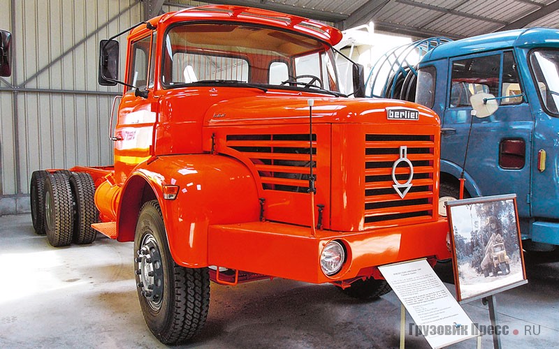 [b]Самосвальное шасси Berliet Type GBH 12 6x4 (1967 г.).[/b] С появлением этой модели многие специалисты отметили очень современный и привлекательный дизайн грузовика. Он оснащался 6-цилиндровым, 12-литровым двигателем Berliet максимальной мощностью 250 л.с. и 8-ступенчатой синхронизированной коробкой передач. Его рама из высокопрочной специальной стали, это позволяло эксплуатировать GBH 12 в самых суровых условиях. Автомобиль идеально подходил для строительных работ. Грузоподъёмность трёхосного шасси GBH 12 – 17,5 т. С 1967 по 1974 год построено 6921 Berliet GBH 12 6x4