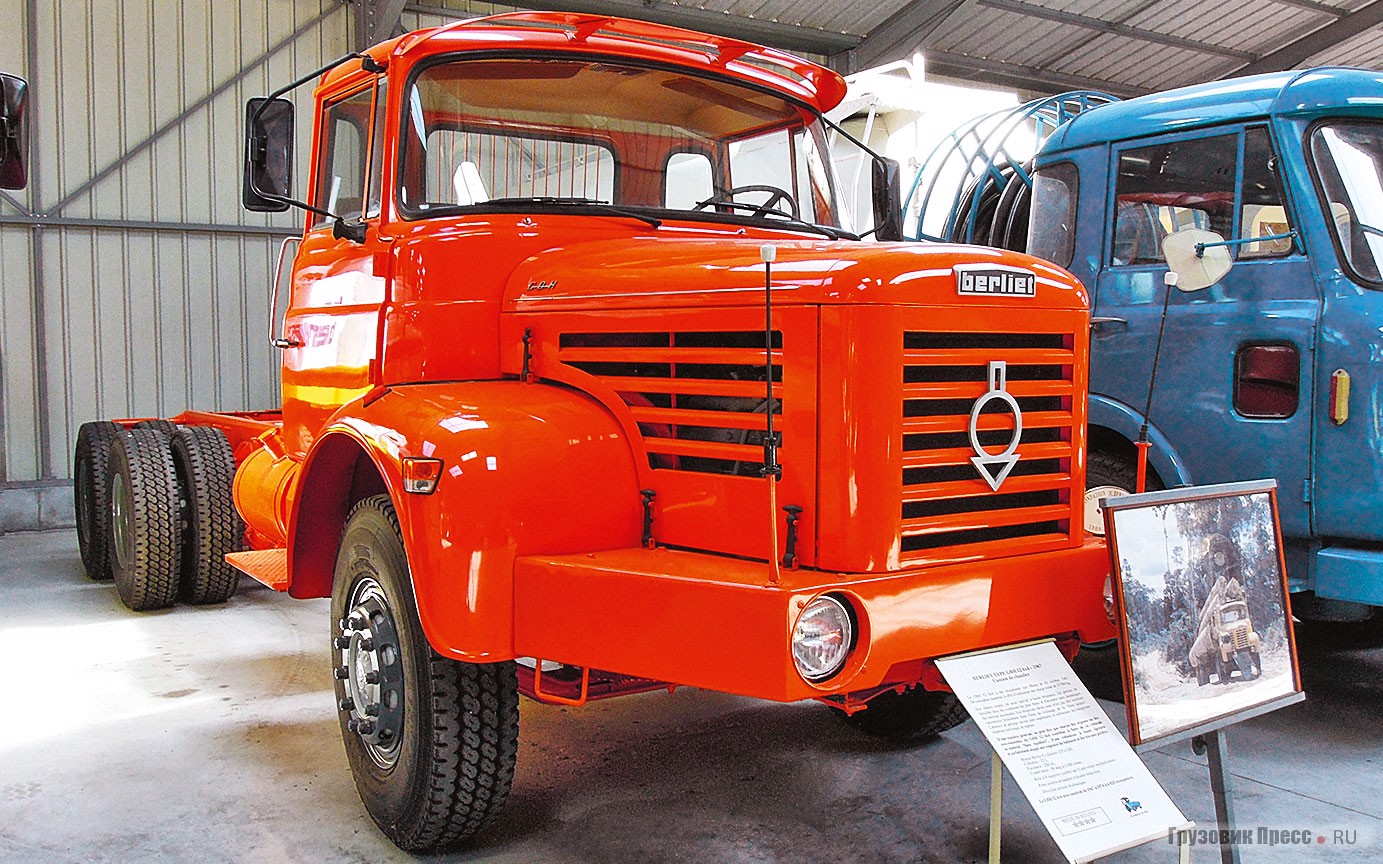 [b]Самосвальное шасси Berliet Type GBH 12 6x4 (1967 г.).[/b] С появлением этой модели многие специалисты отметили очень современный и привлекательный дизайн грузовика. Он оснащался 6-цилиндровым, 12-литровым двигателем Berliet максимальной мощностью 250 л.с. и 8-ступенчатой синхронизированной коробкой передач. Его рама из высокопрочной специальной стали, это позволяло эксплуатировать GBH 12 в самых суровых условиях. Автомобиль идеально подходил для строительных работ. Грузоподъёмность трёхосного шасси GBH 12 – 17,5 т. С 1967 по 1974 год построено 6921 Berliet GBH 12 6x4