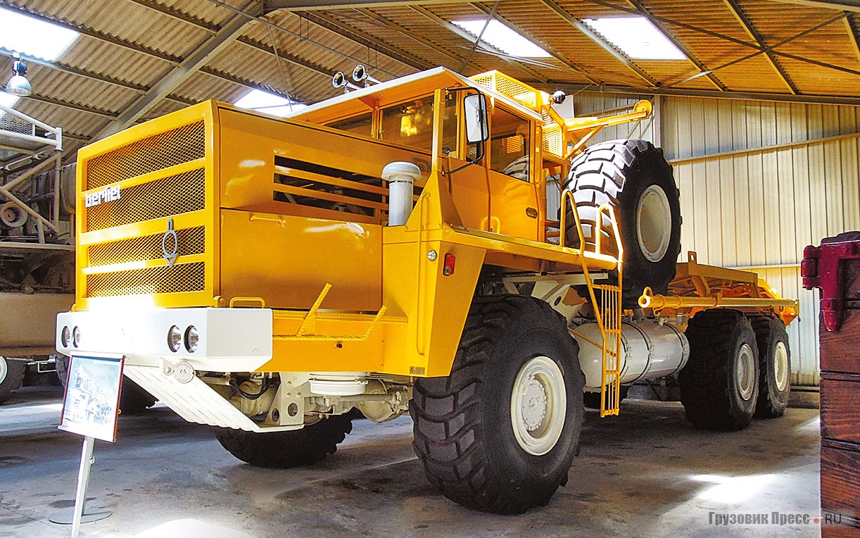 [b]Тяжеловоз Berliet Type GXO 6x6[/b] – последний из гигантов. Единственный экземпляр этой модели собран в 1970 году. Шасси предназначалось для транспортировки тяжёлых и неделимых грузов в нефтеносных районах Сахары. Berliet GXO комплектовался 18,6-литровым двигателем GM 16V71N55, шестиступенчатой автоматической коробкой передач TA 51-2008 power shift и широкопрофильными шинами 29,5x25XR. Минимальная скорость (на 1-й передаче) составляла 7,1 км/ч, а максимальная – (на 6-й передаче) не превышала 61 км/ч. Полная масса автомобиля на необорудованных пустынных дорогах составляла 120 тонн, а на оборудованных трассах могла доходить до 280 тонн. <br />В 1971 году прошли первые испытания тяжеловоза в реальных условиях эксплуатации. В 1976 году автомобиль продали французской транспортной компании. В 1978 году его владельцем стала фирма из Италии. После этого Berliet  GXO активно работал в Ливии на строительстве станции опреснения морской воды в Фумагалли. В 1989-м тяжеловоз возвратили в Италию. Коллекцию фонда Berliet машина пополнила в 2001 г. Во время работы в Ливии грузовику приходилось совершать пустынные рейсы между городами Хасси-Мессауд и Рурд-Якуб. Расстояние составляло 510 км (и включало 415 км по песчаным дюнам). Berliet GXO преодолевал его за 4 дня, в то время, как у американского конкурента Kenworth 953 на это уходило 7 дней