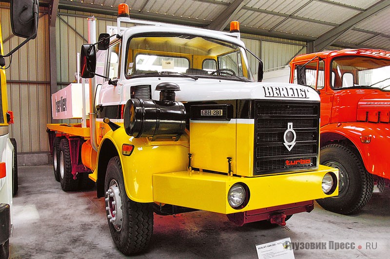 Более современный [b]Berliet Type GBH 280 6x4 (1975 г.)[/b] являлся производной от предыдущей модели GBH 12, выпущенной в 1967 году. Он комплектовался новой кабиной Berliet KB2400, разработанной стилистом Луи Люсьеном Лепуа. Модель довольно долго оставалась в программе выпуска компании Berliet (серия GR/TR), пока в 1982 году на её капоте не появился логотип Renault. Грузовик Berliet GBH 280 6x4 оборудован 6-цилиндровым, 12-литровым двигателем с турбонаддувом, выдававшим максимальную мощность 280 л.с. Мотор работал в паре с 9-ступенчатой коробкой передач. Полная масса тяжеловоза – 26 т