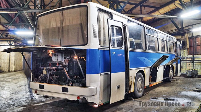 Автобус с открытыми багажными люками и моторным отсеком