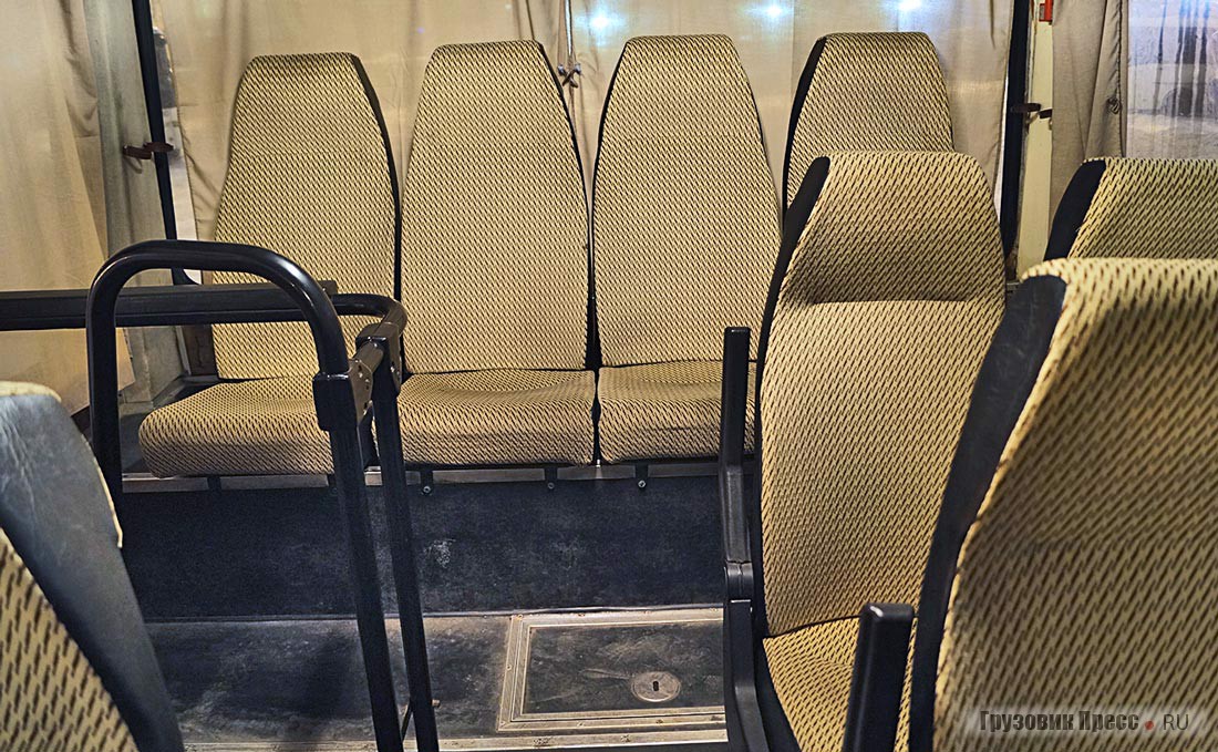 Задний ряд из четырёх кресел образует диван для компанейских пассажиров