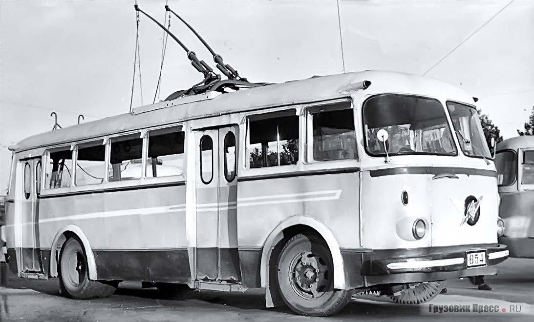 «Чёллима 9.11» выпускали с 1961 по 1969 г. Габаритные размеры по кузову – 9500х2500х2890 мм. Тяговый электродвигатель мощностью 60 кВт позволял разогнать его до 45 км/ч