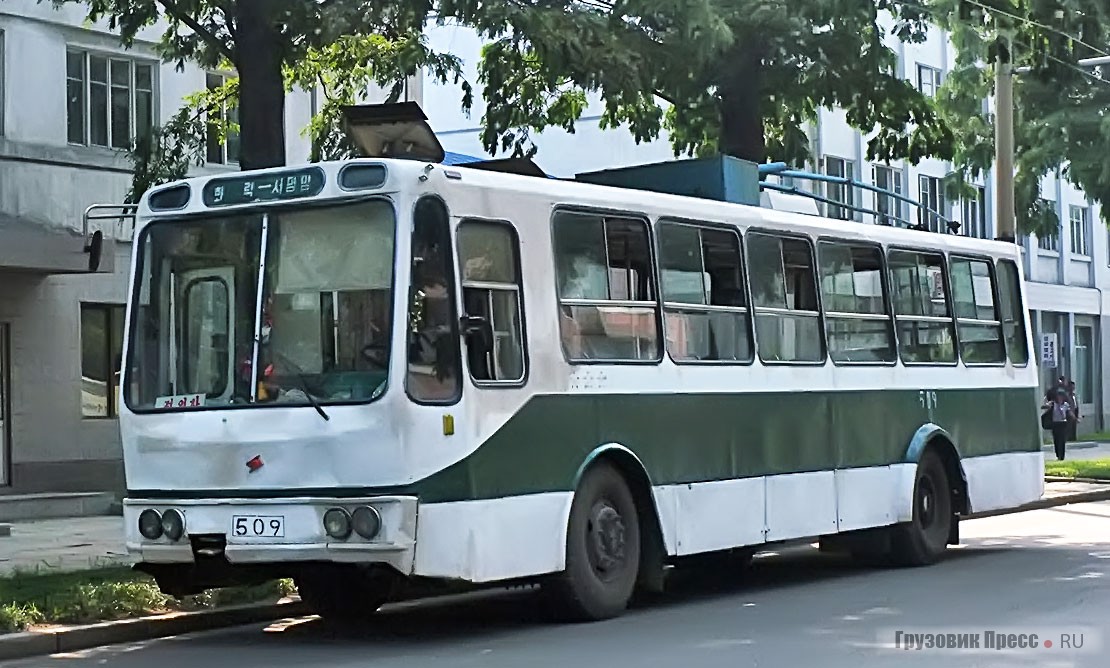 «Чёллима 011», о котором мне сложно сказать более, чем говорит сам троллейбус на фотографии. Прототип был выпущен, как и сочленённый вариант, в 2002 г. В Пхеньяне я заметил лишь один такой троллейбус