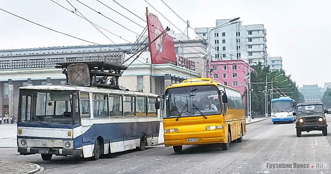 Троллейбус-вышка по осмотру и ремонту контактной сети служит очень часто, так как в Пхеньяне ежедневно возникает много проблем с сетями. Данный технадзор контактной сети построен на базе «Чёллима 973»